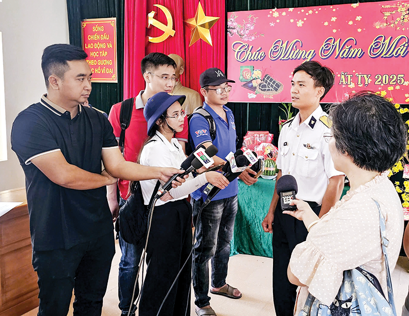 Biển đảo trong trái tim người làm báo